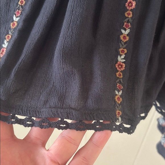 American Eagle Outfitters Navy blue Floral Blouse. Bell sleeves
Size M - Picture 5 of 7